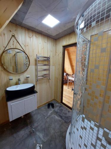 bagno con lavandino e doccia in vetro di Paradise Bungalows - Heated pool a Bum