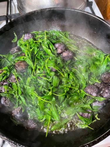 a wok filled with meat and green vegetables at Hatzikyprianou Museum Studio in Lazania