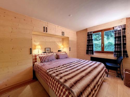 Schlafzimmer mit einem Bett, einem Schreibtisch und einem Fenster in der Unterkunft La Ruinette - Cosy 2 Bed With Stunning Views in Verbier