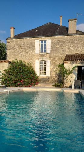 une maison avec piscine devant un immeuble dans l'établissement Domaine de Lagrange, à Vianne