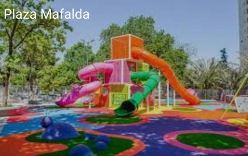 un parque infantil con un tobogán de agua en Niceto Dreams en Buenos Aires