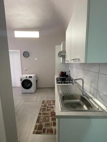 een kleine keuken met een spoelbak en een fornuis bij Riccioli Home in Catania