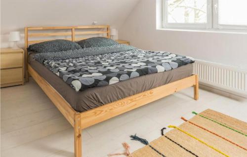 1 dormitorio con cama de madera en una habitación en Lovely Home In Taszw With Sauna en Taszów