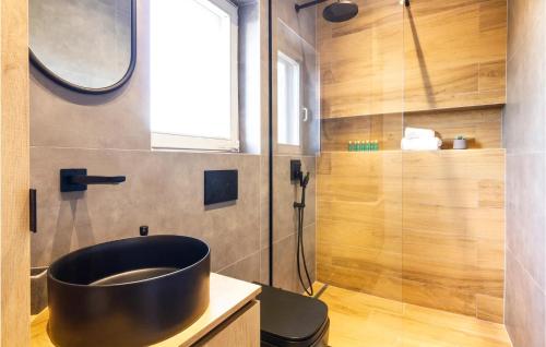 un bagno con una grande vasca nera in un angolo di Nice Home In Stankovci With Kitchen a Stankovci