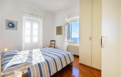 biała sypialnia z łóżkiem i oknem w obiekcie Villa Eolo w mieście Camogli