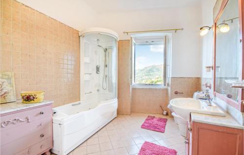W łazience znajduje się wanna, umywalka i prysznic. w obiekcie Villa Eolo w mieście Camogli