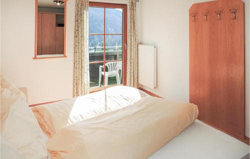 Schlafzimmer mit einem Bett und einem Fenster in der Unterkunft 2 Bedroom Gorgeous Apartment In Schladming in Gleiming