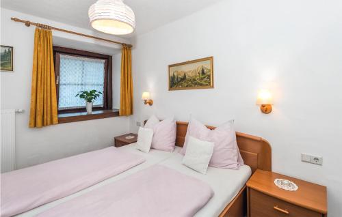ラウリスにあるStunning Apartment In Rauris With Wifiのベッドルーム1室(ベッド2台、窓付)