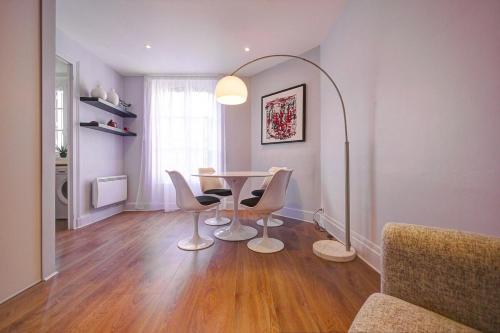 トロワにあるLa Coccinelle - Appartement proche Centre-Ville - Cosy - Mon Groomのダイニングルーム(テーブル、椅子付)