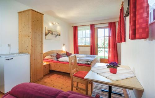Habitación pequeña con cama, mesa y cocina en Beautiful Apartment In Kartitsch With 2 Bedrooms And Wifi, en Kartitsch