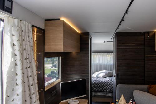 1 dormitorio con 1 cama y TV en una habitación en Gites Briffaut, en Saint-Hilaire-Fontaine