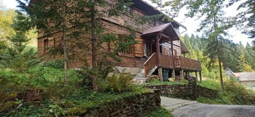 a house with a balcony on the side of it at Dom na końcu świata in Ochotnica Górna