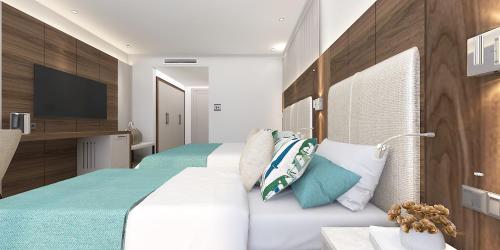 シダにあるSIDE MOON PALACEのベッド2台、薄型テレビが備わるホテルルームです。