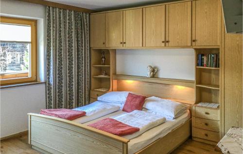 a bedroom with a bed with a built in book shelf at Stunning Apartment In Mhlbach With Kitchen in Hollersbach im Pinzgau