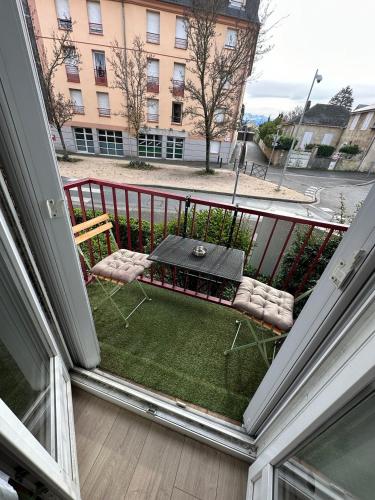 een balkon met een tafel en stoelen bij "Escale à La Maison des Pyrénées" ! T2 45 m2 in Tarbes