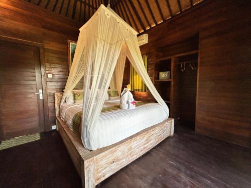 Кровать или кровати в номере Island Cabanas Formerly Taman Sari Villa