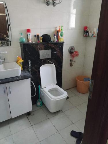 uma casa de banho com um WC e um lavatório em Srpska Chata em Banja Luka