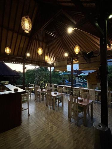 Ресторан / где поесть в Island Cabanas Formerly Taman Sari Villa