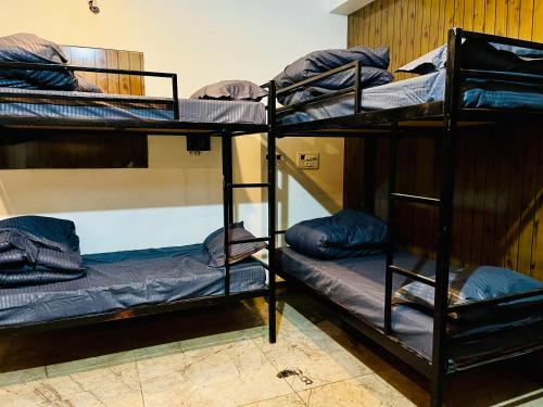 Palanda nebo palandy na pokoji v ubytování Hotel Adinova