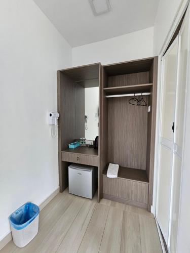 La petite salle de bains est pourvue d'un lavabo et d'un miroir. dans l'établissement LiLLA Summer Retreats formerly known as Karak Orchard Resort, à Kampung Sunjai Gapoi