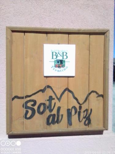 a box with a sign that reads spat all pigs at B&B SòT AL PIZ in Sagron Mis