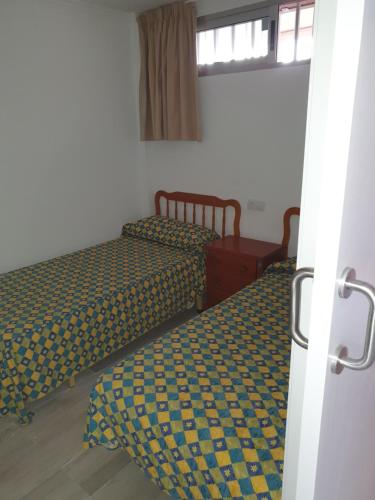 ベニドルムにあるLos ranchos of the seaのベッド2台が隣同士に設置された部屋です。