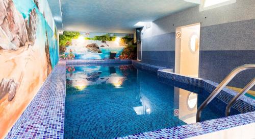 米茲多洛傑的住宿－庫拉布旅館，在酒店房间的一个大型游泳池