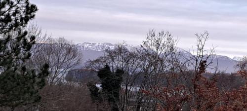 a view of a mountain range with snow capped mountains at Nichtraucher-Zimmer, mit Sonnenaufgang, Kühlschrank, Ventilator und ruhiger Innenhof Obergeschoss bei Koberstein in Tutzing