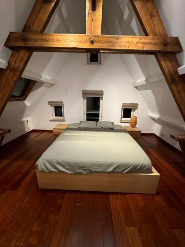 - une chambre mansardée avec un grand lit dans l'établissement Elegant Grand Place Stays, à Bruxelles