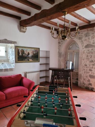 salon ze stołem bilardowym w obiekcie Domaine de Lagrange w mieście Vianne