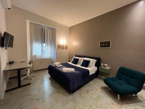 ミラノにあるCasa Gemma Milanoのベッドルーム1室(ベッド1台、デスク、椅子付)