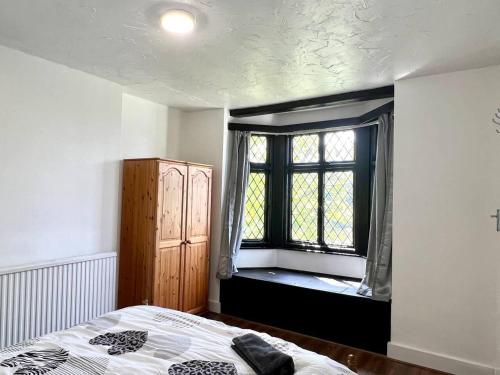 Character Home by River Thames – Photos 2