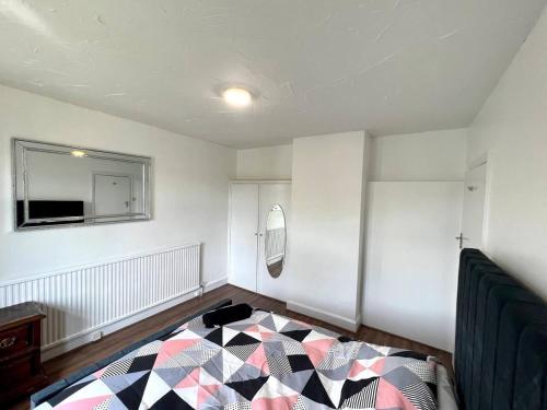 Character Home by River Thames – Photos 3