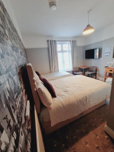 una camera con letto e un soggiorno di Thornbury Accommodation a Burnham on Sea