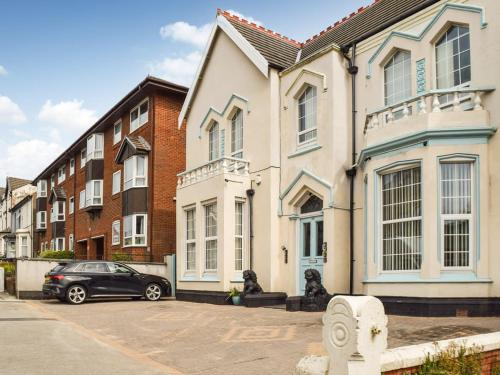 ein vor einem Haus geparkt in der Unterkunft Valencia in Blackpool