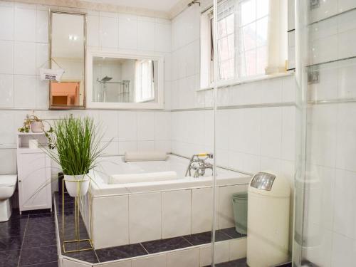 La salle de bains est pourvue d'une baignoire, d'un lavabo et de toilettes. dans l'établissement Valencia, à Blackpool