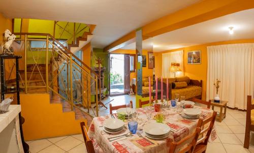 comedor con mesa y escalera en Cherry Cusco, en Cusco