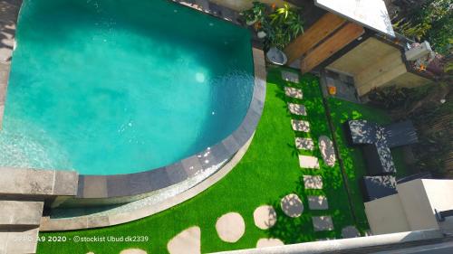 烏布的住宿－DANU HOUSE UBUD，享有带绿草的游泳池的顶部景致