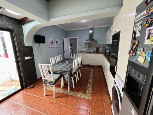 Casa Cielo في أريثيفي: غرفة طعام مع طاولة وكراسي في مطبخ