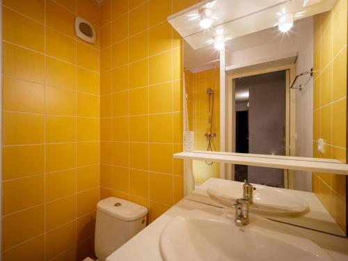 A bathroom at Appartement Peyragudes, 3 pièces, 8 personnes - FR-1-695-15