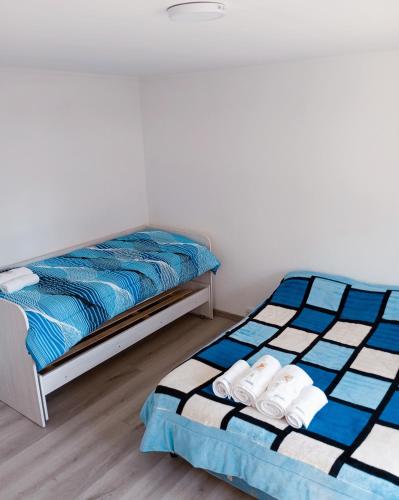 1 dormitorio con 2 camas con sábanas azules y blancas en Elal kayak en Comandante Luis Piedra Buena