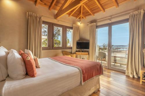 - une chambre avec un lit et une vue sur l'océan dans l'établissement Hôtel Côté Sable, à Cap-Ferret