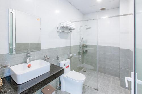 a bathroom with a toilet and a sink and a shower at Ngọc Sang 3 Hotel in Da Thanh