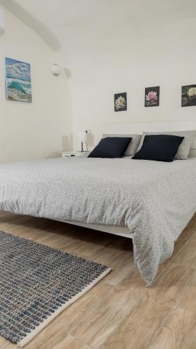 ナポリにあるCasa Stellaの白いベッドルーム(大型ベッド1台付)が備わります。