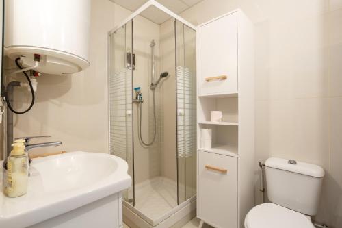 a bathroom with a shower and a sink and a toilet at Le blanc gauche BAT A 3ème étage in Le Blanc-Mesnil