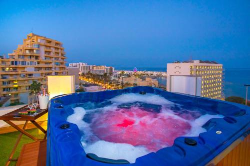 Luxury Penthouse Sea Views- Jacuzzi - Sauna