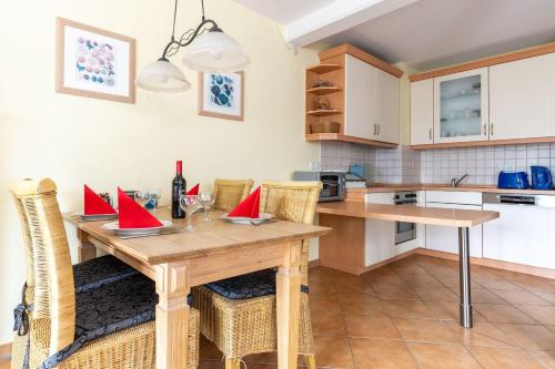Kuchyň nebo kuchyňský kout v ubytování Ferienwohnung-2-Kranich-Villa-Vogelsang-in-Binz-3-Raum-Parkplatz-WLAN-Wintergarten-Terrasse