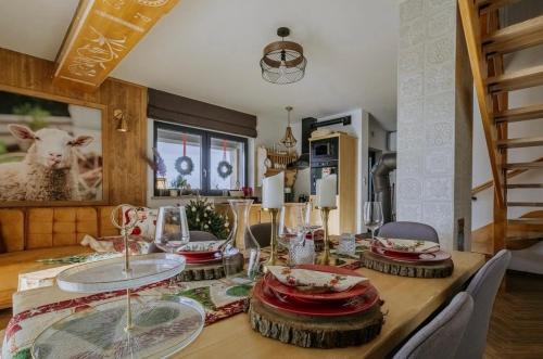 eine Küche mit einem Tisch mit Glasplatten darauf in der Unterkunft Cichy Brzyzek in Biały Dunajec