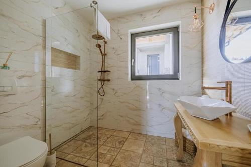 a bathroom with a glass shower and a sink at Cichy Brzyzek in Biały Dunajec