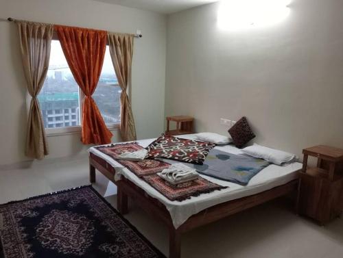 Кровать или кровати в номере Pratha Homestay